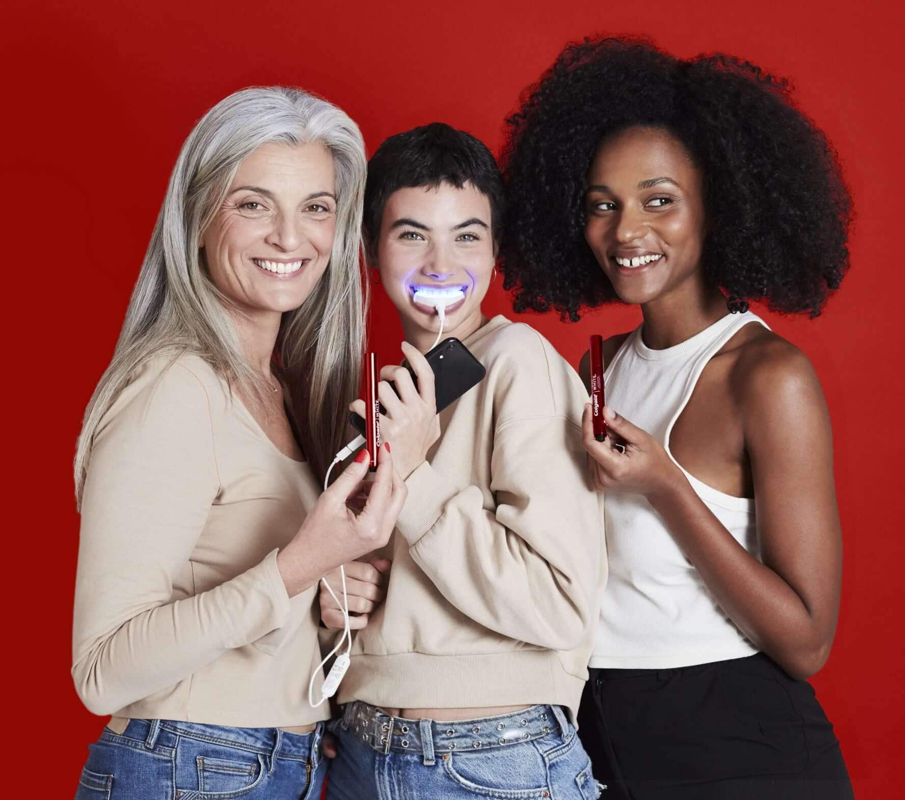 Donne che utilizzano prodotti per lo sbiancamento dei denti