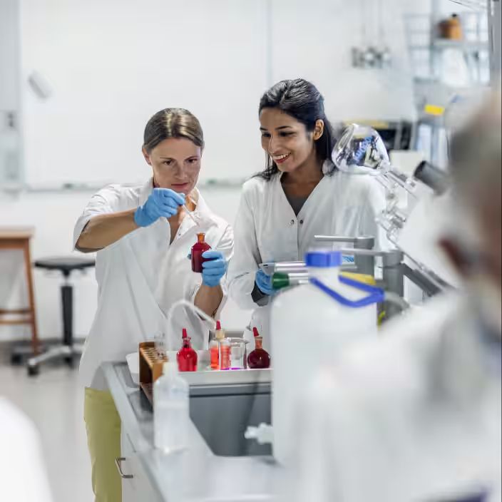 persone in laboratorio