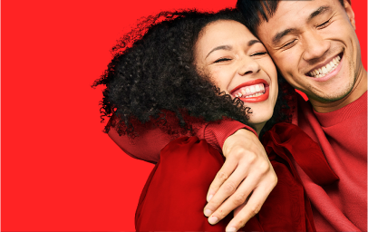 Donna e bambino su uno scivolo che ridono