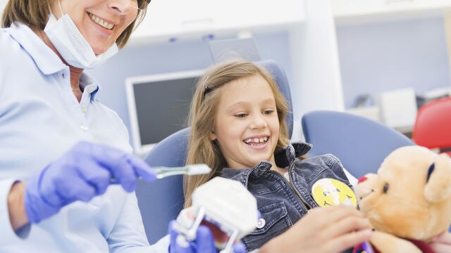 ragazza dal dentista