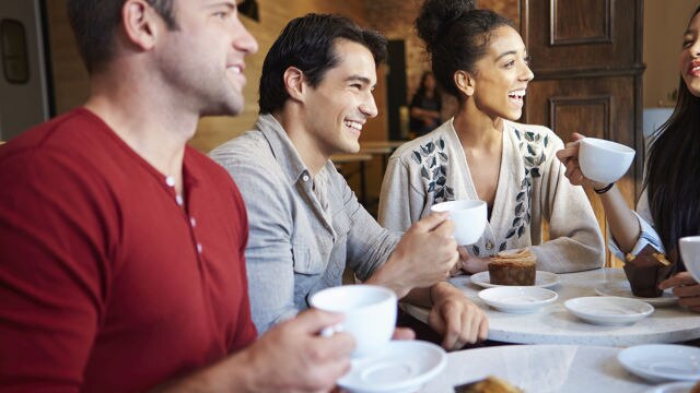 amici che prendono un caffè
