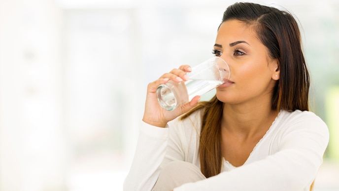 donna che beve acqua