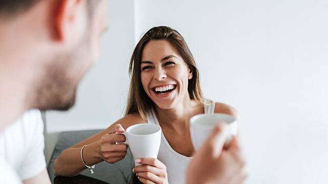 Una coppia che sorseggia un caffè 