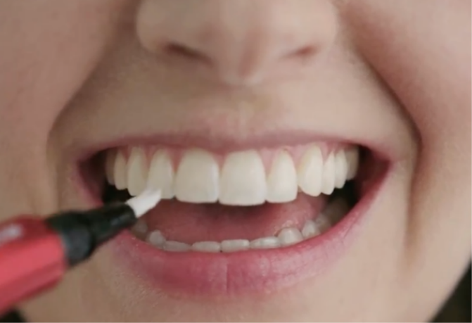 Presiona el lápiz blanqueador de dientes Optic White O2 de Colgate para liberar el suero para la rutina de blanqueamiento de dientes de Colgate. Presiona el lápiz blanqueador de dientes Optic White O2 de Colgate para liberar el suero para la rutina de blanqueamiento de dientes de Colgate.