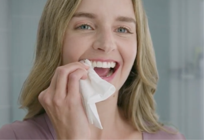 Presiona el lápiz blanqueador de dientes Optic White O2 de Colgate para liberar el suero para la rutina de blanqueamiento de dientes de Colgate. Presiona el lápiz blanqueador de dientes Optic White O2 de Colgate para liberar el suero para la rutina de blanqueamiento de dientes de Colgate.