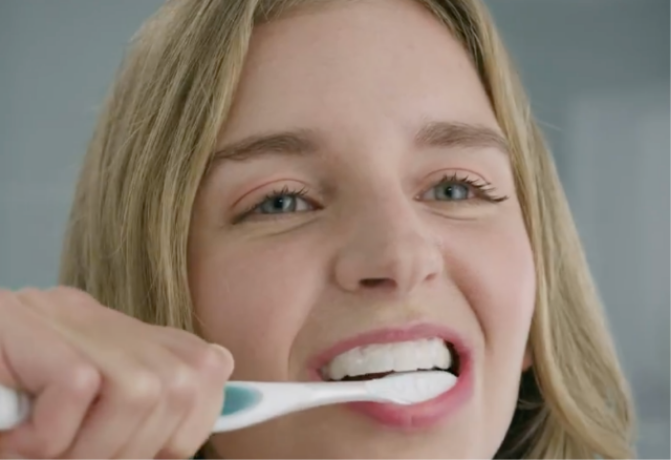 Cepillando los dientes despues de blanqueamiento