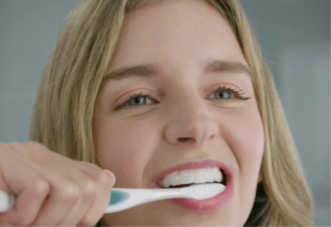 Cepillando los dientes despues de blanqueamiento Cepillando los dientes despues de blanqueamiento