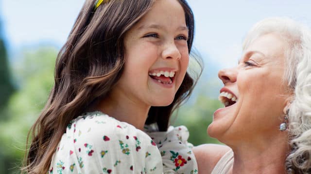 ragazza che ride tra le braccia della nonna